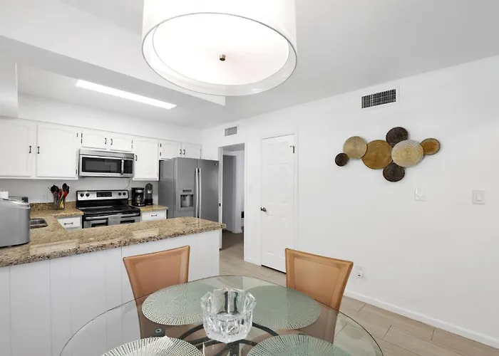 Dom wakacyjny Peaceful Privacy-tennis-greenbelt-golf-walkable *