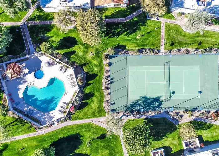 Peaceful Privacy-tennis-greenbelt-golf-walkable