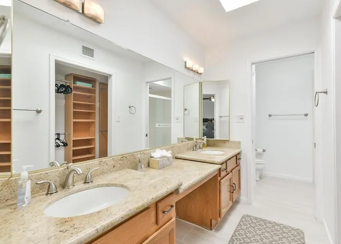 Dom wakacyjny Peaceful Privacy-tennis-greenbelt-golf-walkable