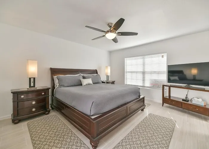 Dom wakacyjny Peaceful Privacy-tennis-greenbelt-golf-walkable *
